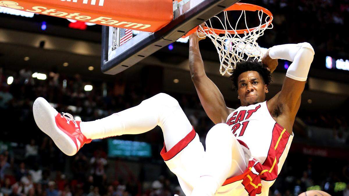 El centro del Heat Hassan Whiteside (21) clava el balón ante los Celtics el 3 de abril  de 2019 en el American Airlines Arena, de Miami.