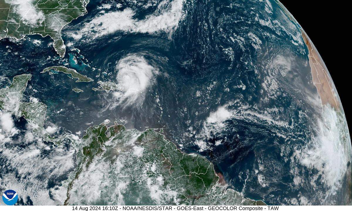 El huracán Ernesto se adentra este miércoles en el Atlántico tras provocar inundaciones y dejar a cientos de miles de personas sin electricidad en Puerto Rico. Crédito: Centro Nacional de Huracanes