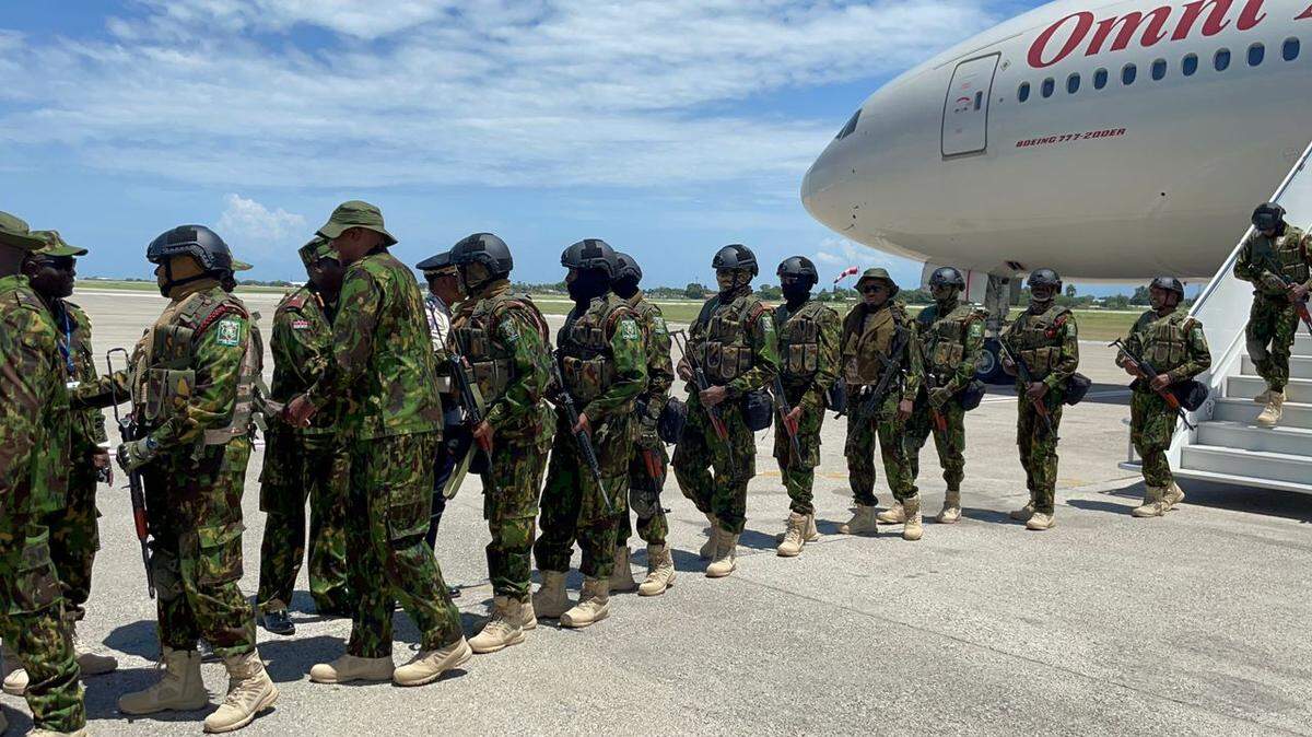 Tres semanas después que 200 policías kenianos especializados fueron desplegados en Haití para dirigir la misión multinacional de apoyo a la seguridad, un segundo contingente del mismo tamaño llegó a Puerto Príncipe, el martes 16 de julio de 2024.