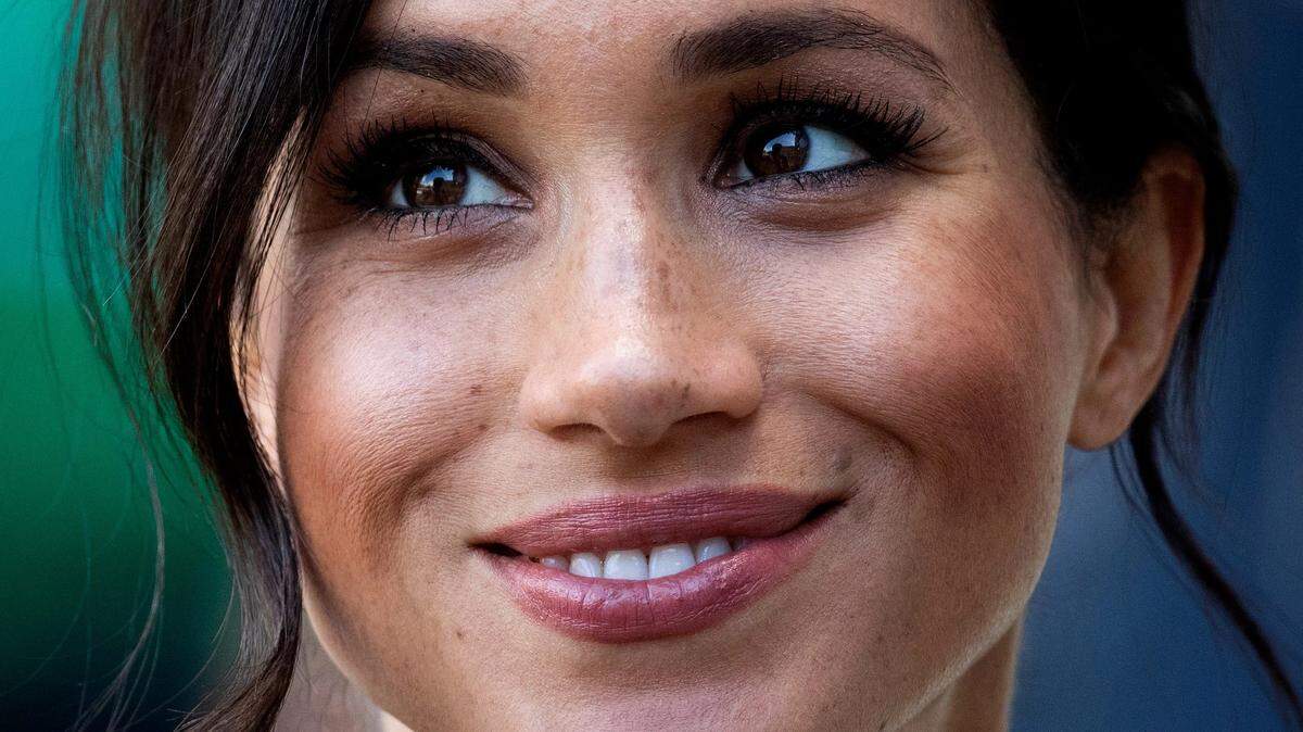 Meghan Markle and her husband, Prince Harry, plan to “step back” from their royal duties and move to Canada.