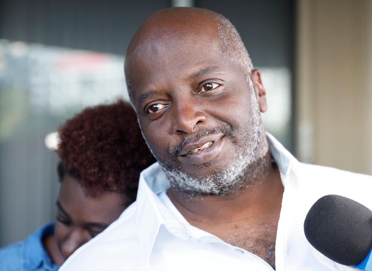 Sidney Holmes, de 57 años, sale de la cárcel, una instalación de máxima seguridad junto los tribunales condales de Broward, en el downtown de Fort Lauderdale, el 13 de marzo de 2023. Al Diaz adiaz@miamiherald.com