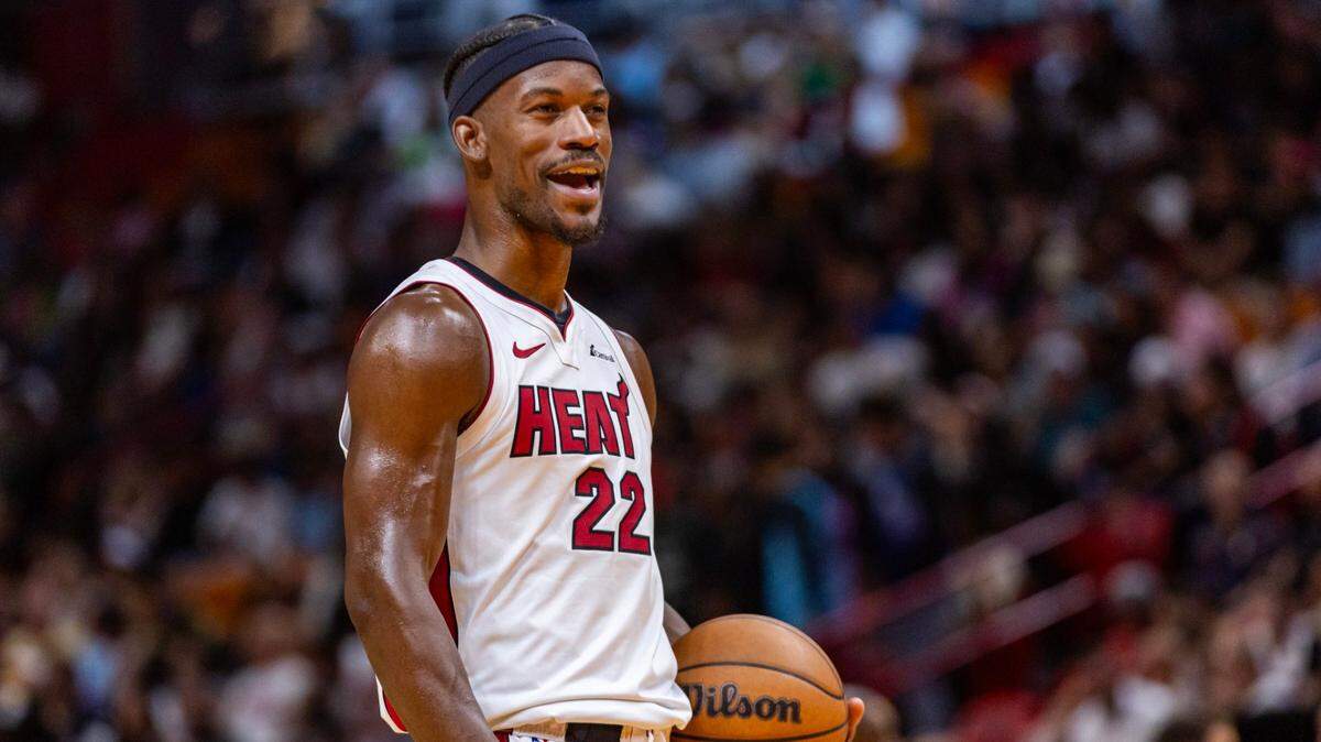 El delantero del Heat Jimmy Butler reacciona durante la segunda mitad de un partido de la NBA en el Kaseya Center en Miami, Florida, el 12 de abril de 2024.