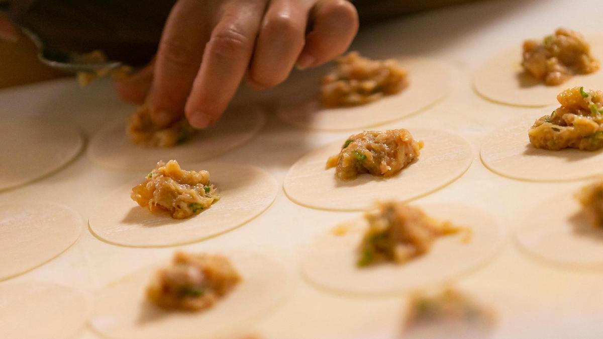 Elsa López, de 62 años, prepara dumplings de pollo en Zitz Sum en Coral Gables, el 13 de noviembre de 2021.