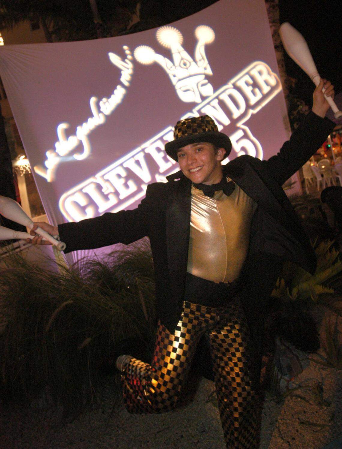 In 2004, juggler Adriel “Ace” Loschak performs in front of the Clevelander.