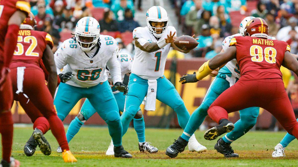 El quarterback de los Dolphins, Tua Tagovailoa, toma el ovoide en una jugada contra los Commanders, en el partido celebrado el 3 de diciembre de 2023 en el FedEx Field en Landover, Maryland.