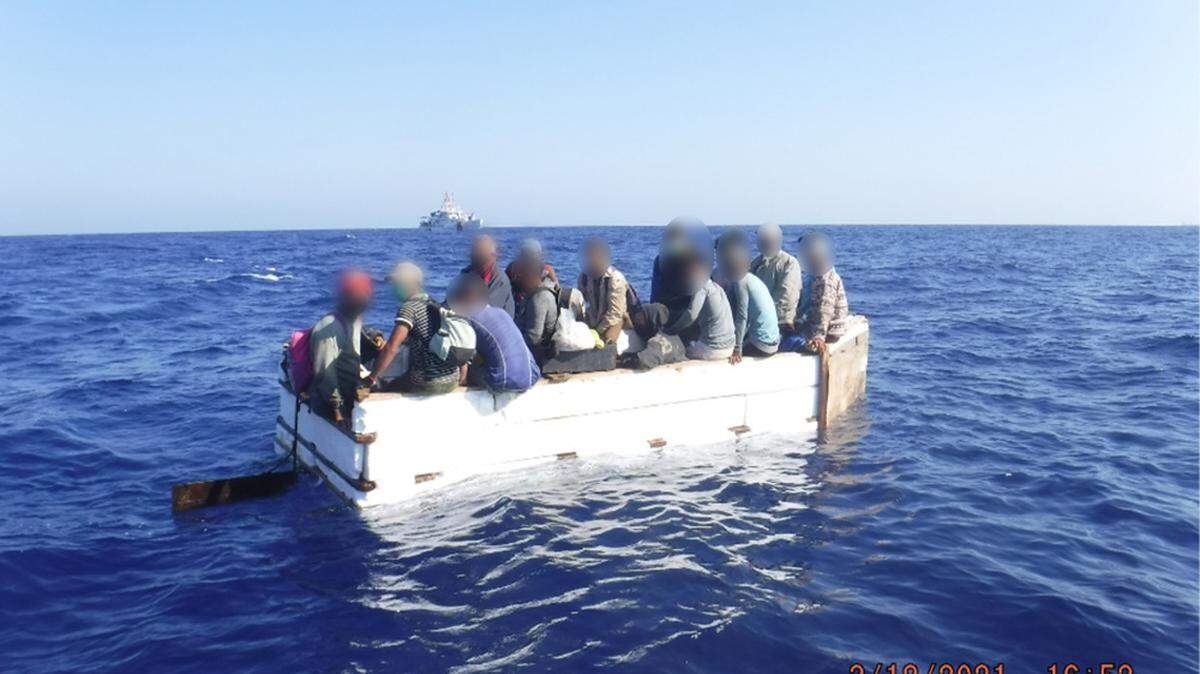 Diecisiete migrantes cubanos a bordo de una embarcación rústica aproximadamente a unas 54 millas al sur de Cayo Hueso el 18 de marzo de 2021.