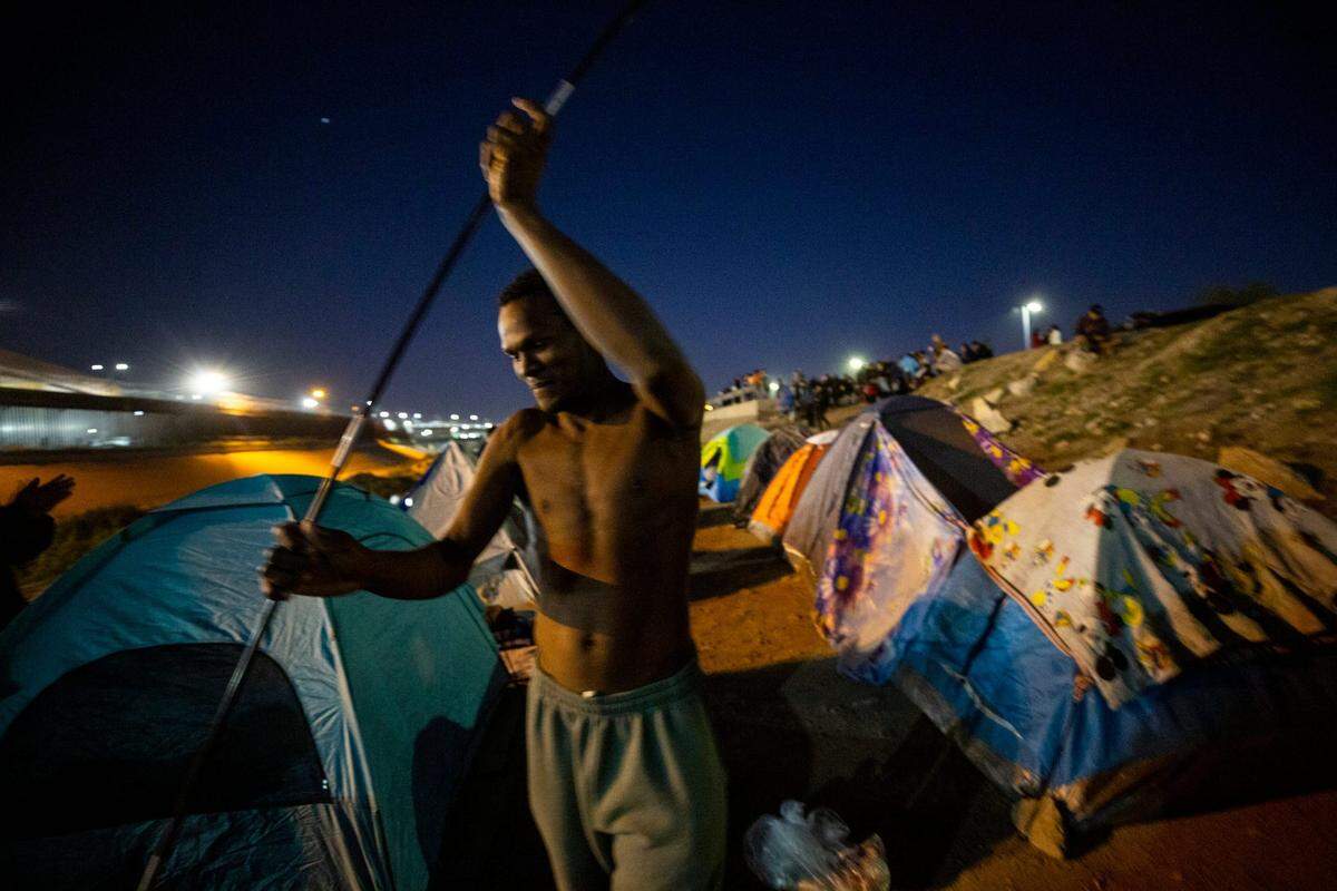 Migrantes venezolanos establecieron un campamento en la orilla sur del Río Grande en Ciudad Juárez, México.