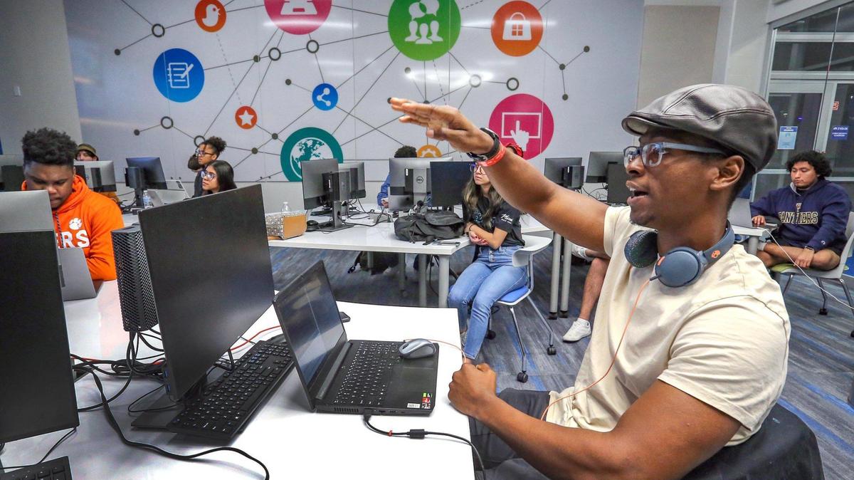 García Milord, estudiante de la Universidad Internacional de la Florida , responde a una pregunta durante una sesión de Miami Hack Week en el Campus Wolfson del Miami Dade College el 25 de enero de 2022.