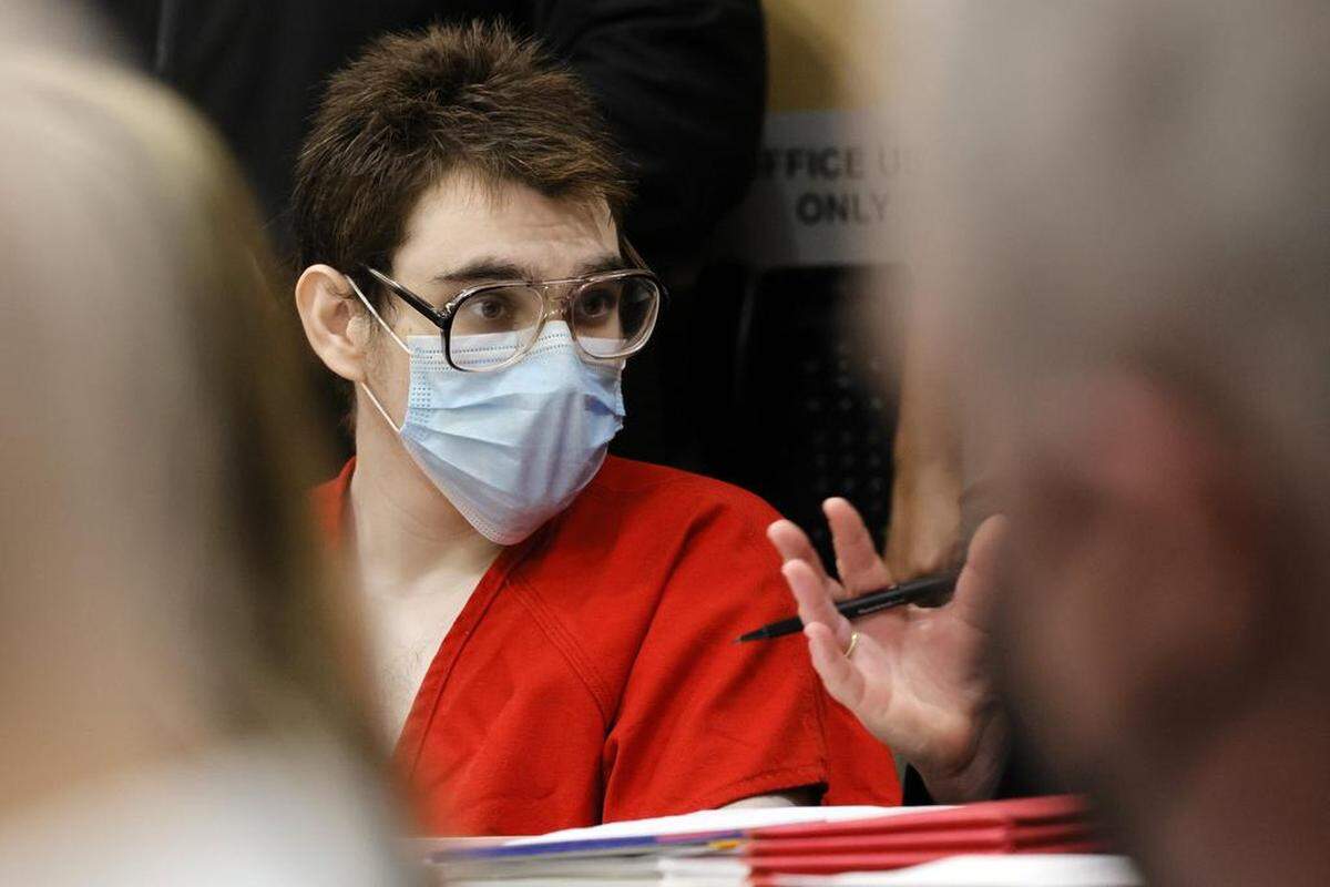 Nikolas Cruz, autor de la matanza en la escuela Marjory Stoneman Douglas, habla con su abogada asistente de la defensa pública, Nawal Bashimam, no en la foto, durante una audiencia en el tribunal del Condado Broward en Fort Lauderdale el miércoles 29 de marzo de 2022. Cruz se declaró previamente culpable de los 17 cargos de asesinato premeditado y 17 cargos de intento de asesinato en los tiroteos de 2018.