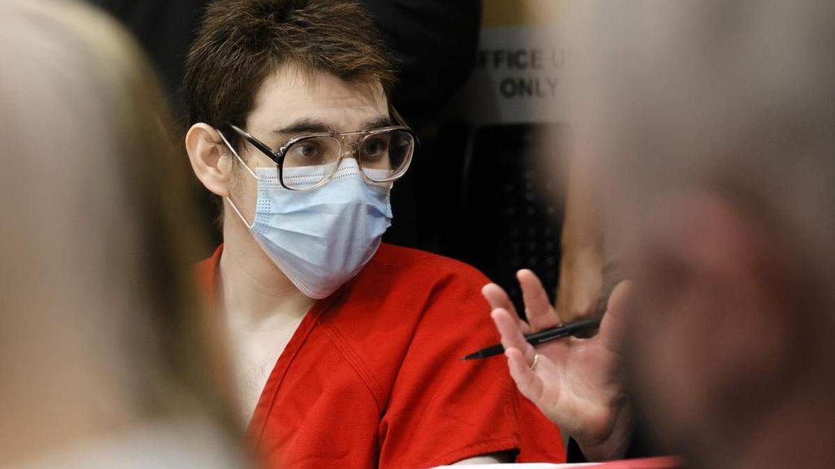 Nikolas Cruz, autor de la matanza en la escuela Marjory Stoneman Douglas, habla con su abogada asistente de la defensa pública, Nawal Bashimam, no en la foto, durante una audiencia en el tribunal del Condado Broward en Fort Lauderdale el miércoles 29 de marzo de 2022. Cruz se declaró previamente culpable de los 17 cargos de asesinato premeditado y 17 cargos de intento de asesinato en los tiroteos de 2018.