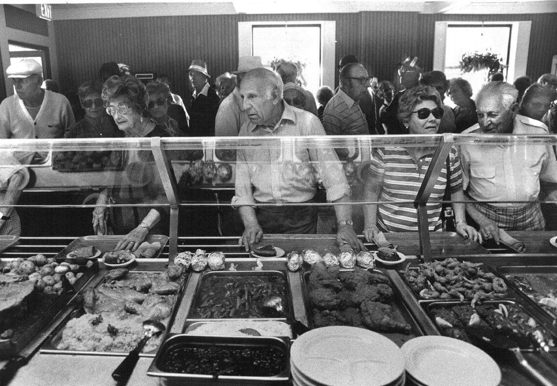 Customers line up to pick their meals at Morrison’s Cafeteria in Hallandale Beach in 1985.