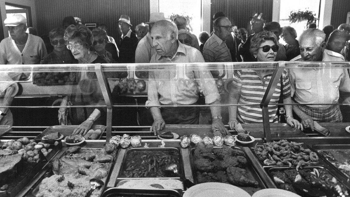 Customers line up to pick their meals at Morrison’s Cafeteria in Hallandale Beach in 1985.