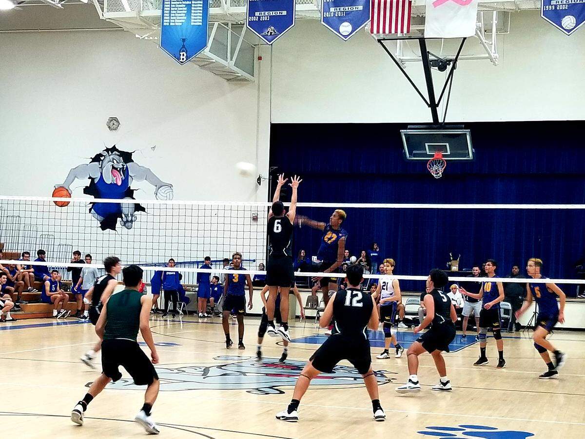 Miami High takes on Hialeah Gardens in gold bracket championship match.