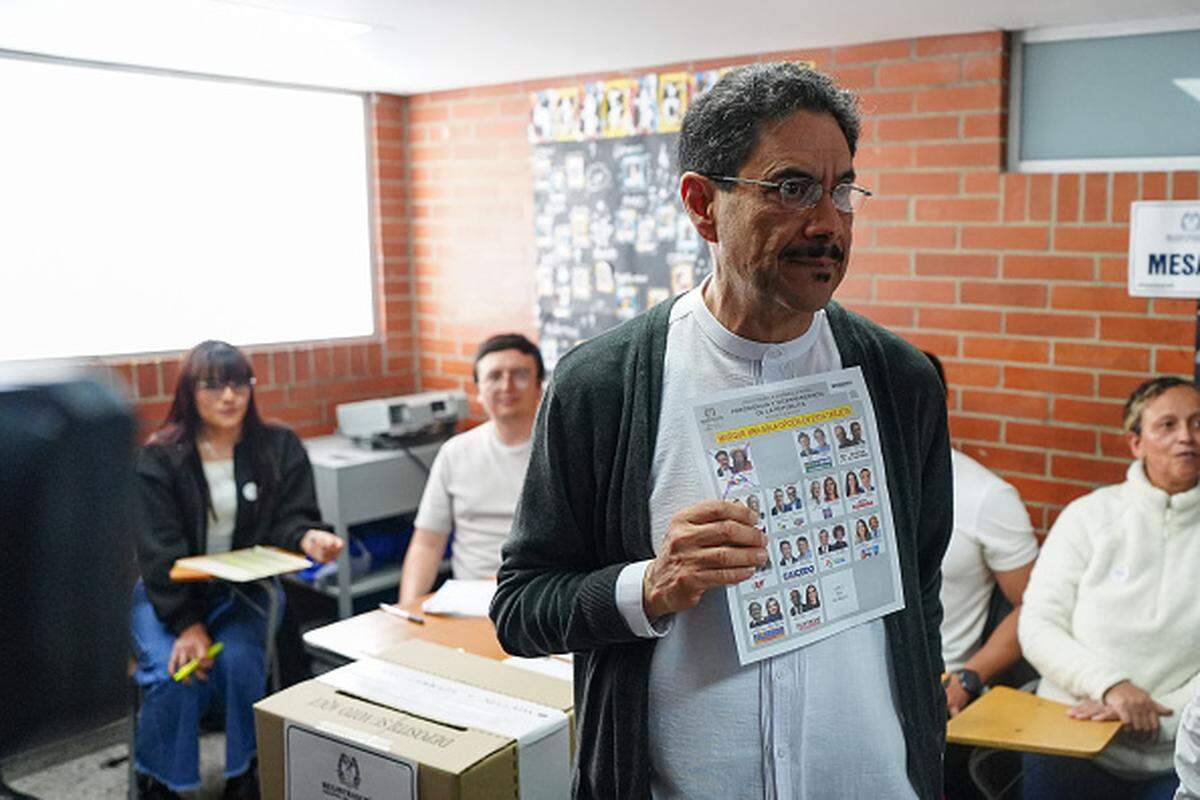 Iván Cepeda, candidato del partido Pacto Histórico, vota durante las elecciones presidenciales del 31 de mayo de 2026 en Bogotá, Colombia.