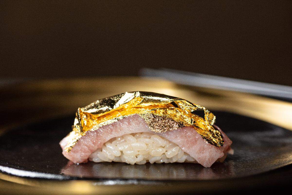 El Otoro 24K, atún graso cubierto de oro, en el restaurante japonés Gekkō en Brickell.