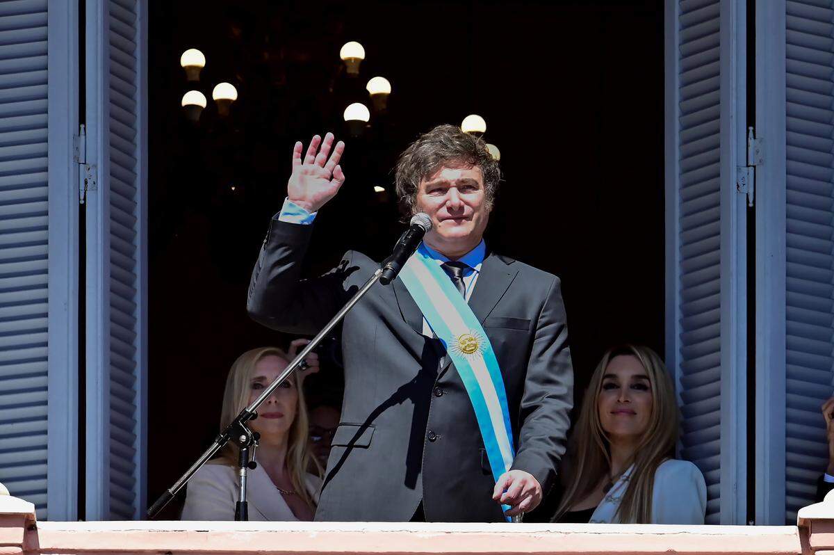 EL RECIÉN inaugurado presidente de Argentina, Javier Milei, saluda a una multitud desde el balcón del Palacio Presidencial de la Casa Rosada en Buenos Aires, Argentina, el 10 de diciembre.