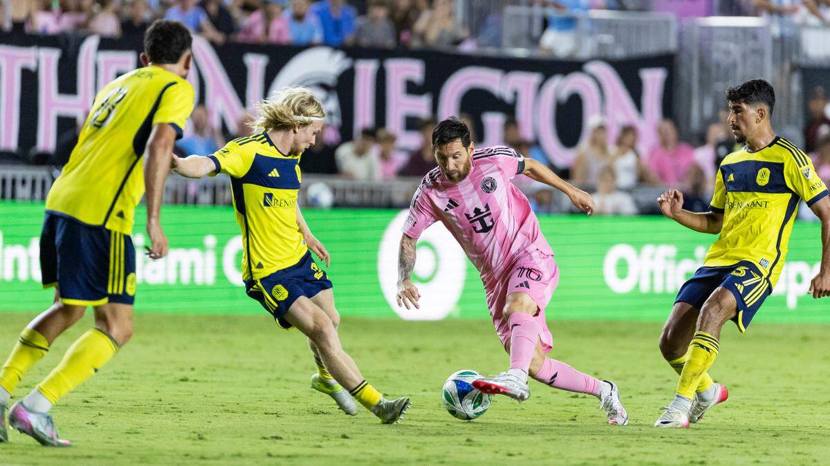 El delantero del Inter de Miami, Lionel Messi (10), controla el balón mientras el mediocampista del Nashville SC, Edvard Tagseth (20), defiende en la segunda mitad de su partido de la MLS en el Chase Stadium el sábado 12 de julio de 2025, en Fort Lauderdale, Florida.