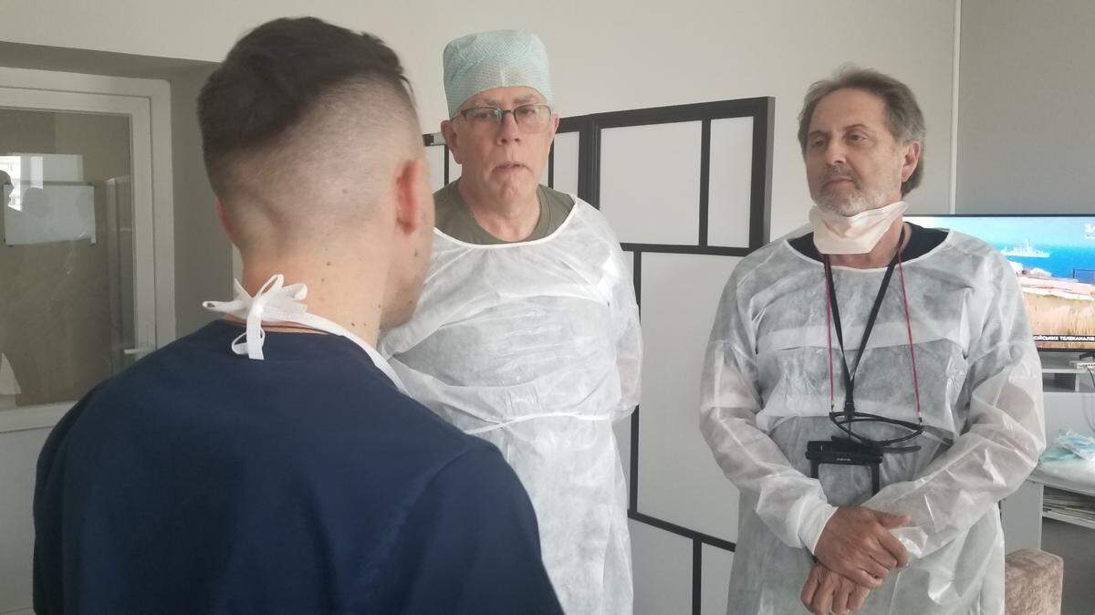 El Dr. Enrique Ginzburg (derecha), director médico de Traumatología y jefe de Cirugía del Centro de Traumatología Ryder del Jackson Health System, y el Dr. John Holcomb (centro), cirujano de la Universidad de Alabama en Birmingham, consultan con el Dr. Hnat Herych, jefe de Cirugía de un hospital ucraniano. Ginzburg viajó a Ucrania a principios de abril para trabajar con los médicos locales para ayudar a las víctimas de la guerra.