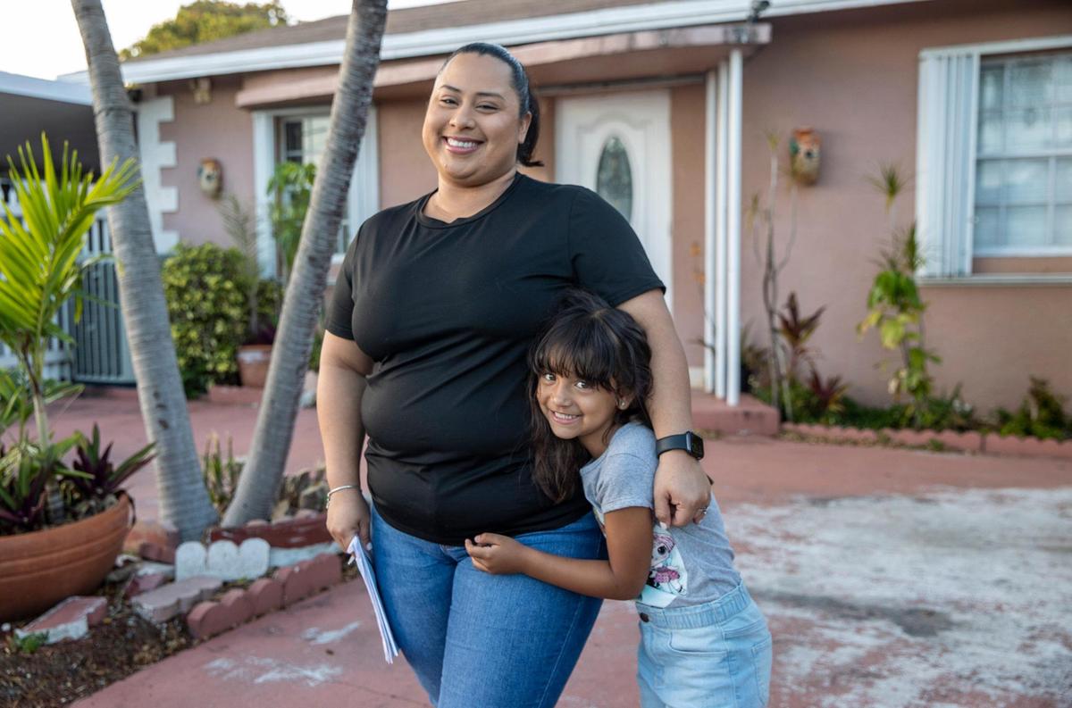 Mindy Andrade (que está a favor) y su hija Mia Blandon, son residentes de Grapeland Heights, el vecindario junto al sitio del proyecto propuesto Miami Freedom Park, cerca del Aeropuerto Internacional de Miami, el jueves 9 de marzo de 2021.