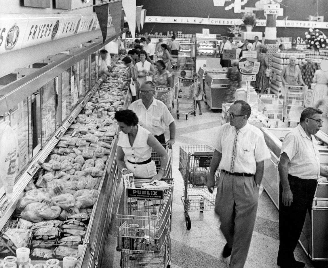 Publix shoppers in the 1950s.