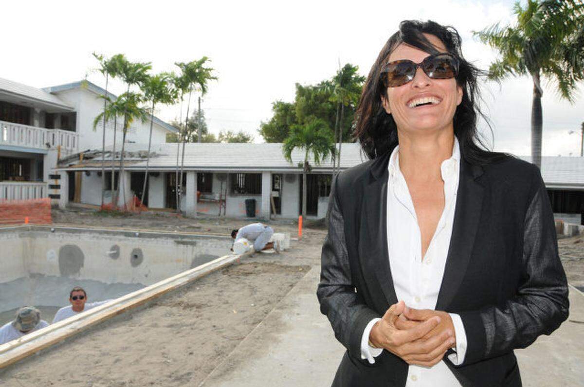 La urbanizadora Avra Jain se encuentra en la cubierta de la piscina de Motel Vagabond mientras se somete a renovaciones antes de su reapertura en 2014.
