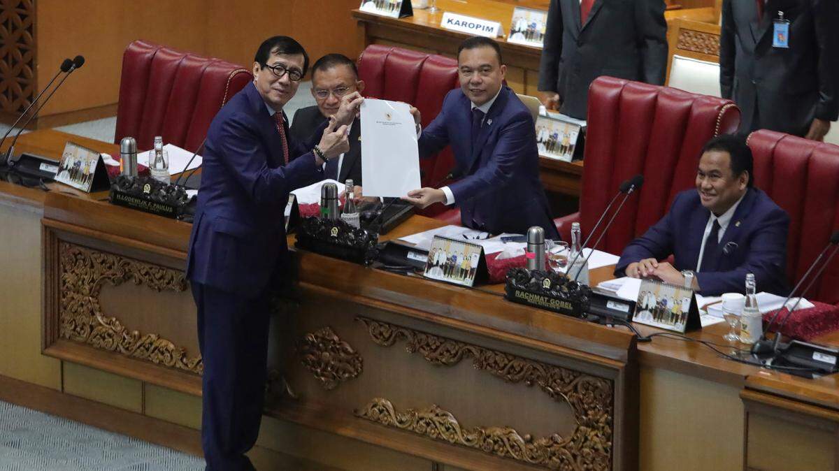 Indonesian Law and Human Right Minister Yasonna Laoly, left, with Deputy House Speaker Sufmi Dasco Ahmad, center, during a session ratifying the country’s new criminal code at the Parliament building in Jakarta on Dec. 6, 2022. Indonesia’s Parliament passed a long-awaited and controversial revision of its penal code that criminalizes extramarital sex for citizens and visitors.