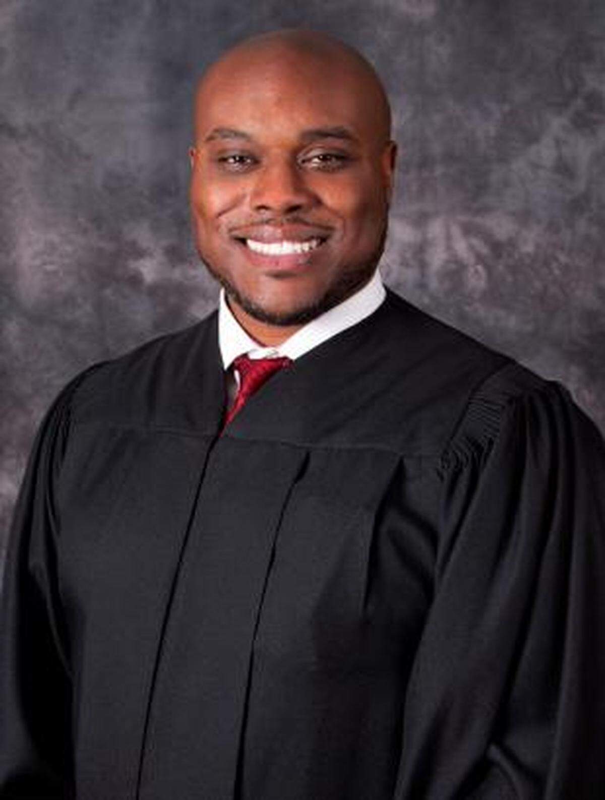 El juez Andrew Bain fue nombrado fiscal de los Condados Orlando y Osceola. Se graduó en la Secundaria Blanche Ely en Pompano Beach, en la Universidad de Miami y en la Facultad de Derecho de Florida A&amp;M.