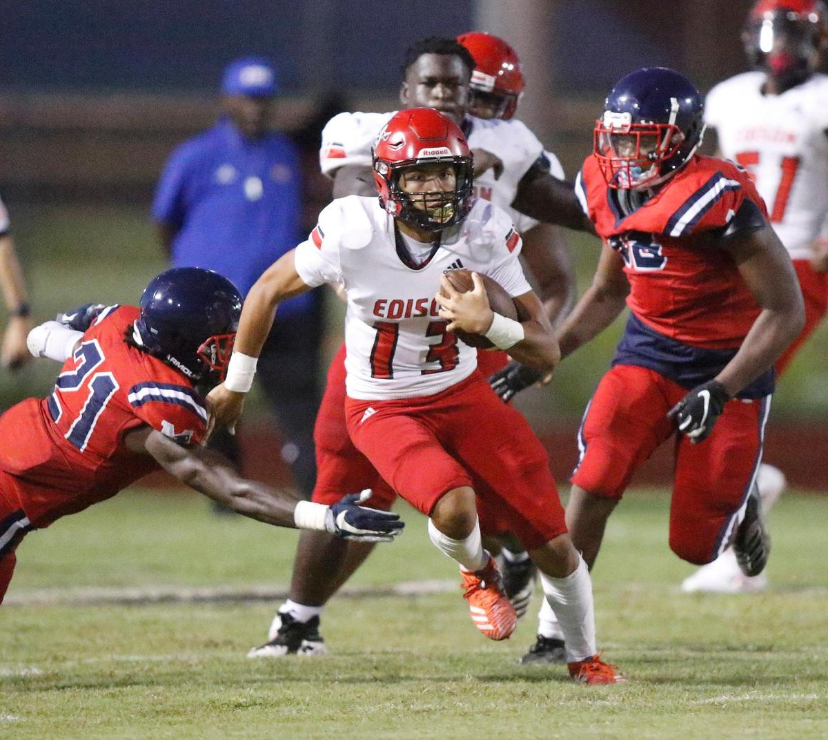 Edison quarterback Ezekiel Nguyen (13) carries the ball against Miramar during football game on Friday, August 19, 2022 at Miramar High School in Miramar. Andrew Uloza / for Miami Herald