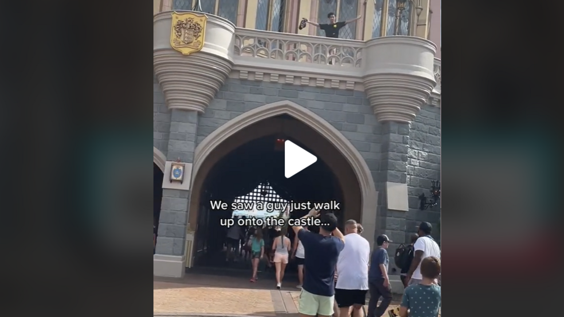 ‘¿Qué hace ahí arriba?’ Visitante de Disney World entra en el Castillo de Cenicienta
