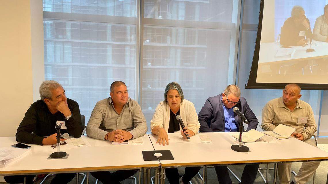 Empresarios cubanos intercambian con miembros de la comunidad empresarial cubanoamericana en las oficinas de Akerman en Brickell, Miami, el 26 de septiembre de 2023. Yamilka Avilés (centro) explica lo que su negocio, Agroindustrial Media Luna, necesita para crecer.
