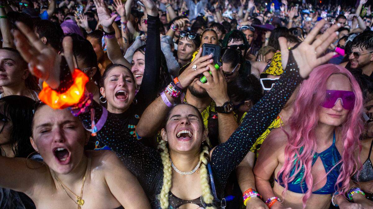 Los asistentes al festival reaccionan a la música durante Ultra 2024 en Bayfront Park en el downtown de Miami el viernes 22 de marzo de 2024.