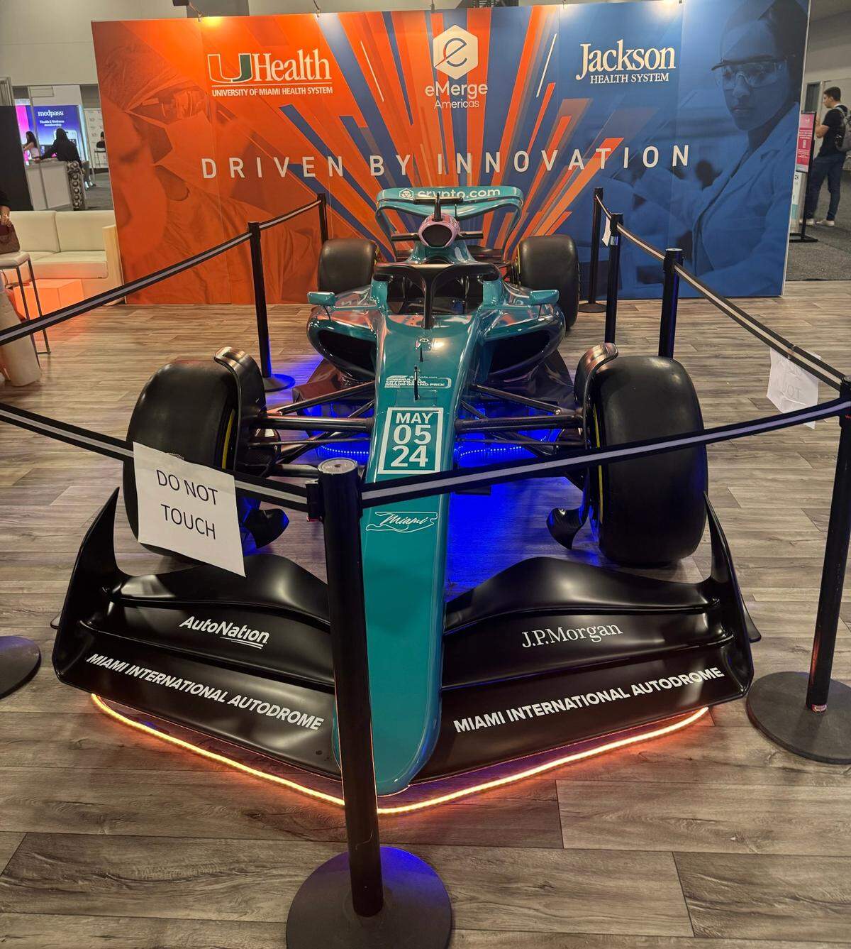 Un auto de carreras de Fórmula 1 se exhibe durante la 10ª conferencia anual eMerge Americas en Miami Beach, FL, el 19 de abril de 2024. El Sistema Sanitario Jackson organizó un panel durante la conferencia en el que se debatió cómo crea un centro de traumatología en la pista de carreras para el Gran Premio de Miami.