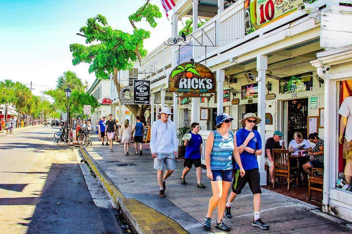Rick’s Bar on Duval Street offers live music.