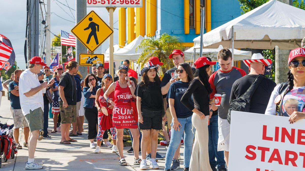 Seguidores del ex presidente Donald Trump hicieron fila temprano en la mañana para su presentación nocturna en el Ted Hendricks Stadium del Henry Milander Park, en Hialeah, el miércoles 8 de noviembre de 2023.