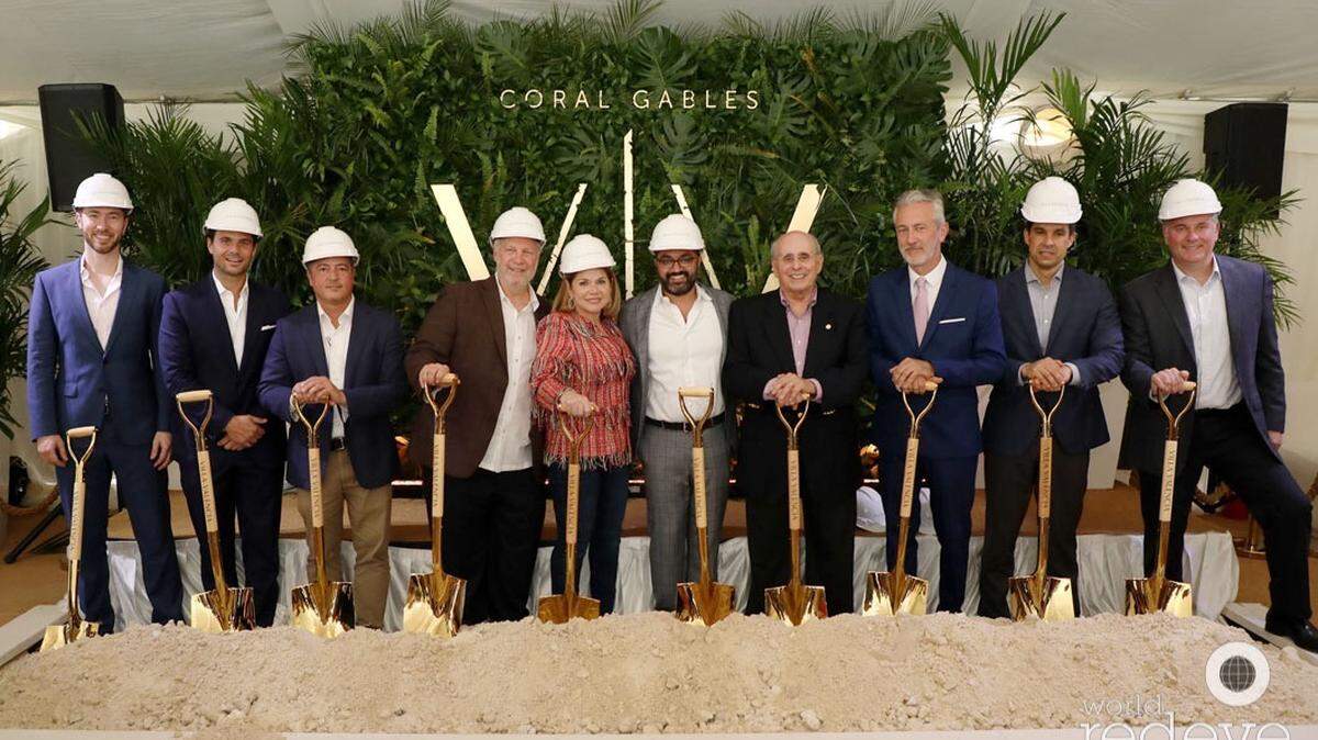 Rishi Kapoor (al centro) y el entonces vicealcalde Vince Lago (el segundo a la derecha) posando con cascos y palas en la colocación de la primera piedra de Villa Valencia el 27 de junio de 2019.