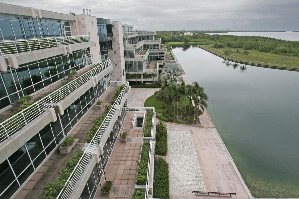 A 2007 view of the Palmetto Bay Village Center commercial campus overlooking Biscayne Bay off Old Cutler Road. The complex was formerly Burger King’s corporate headquarters.