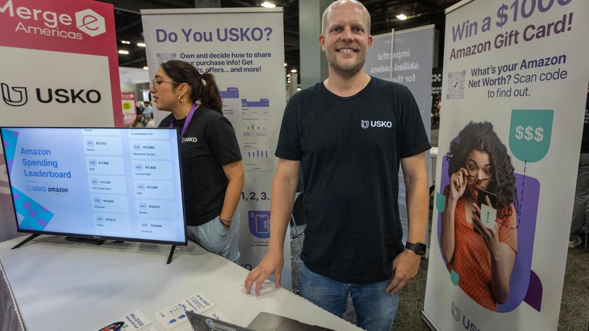 Juha Mikkola en su quiosco de Usko durante eMerge 2023 en Miami Beach Convention Center (MBCC), en una imagen del Miami Beach el 20 de abril de 2023: 