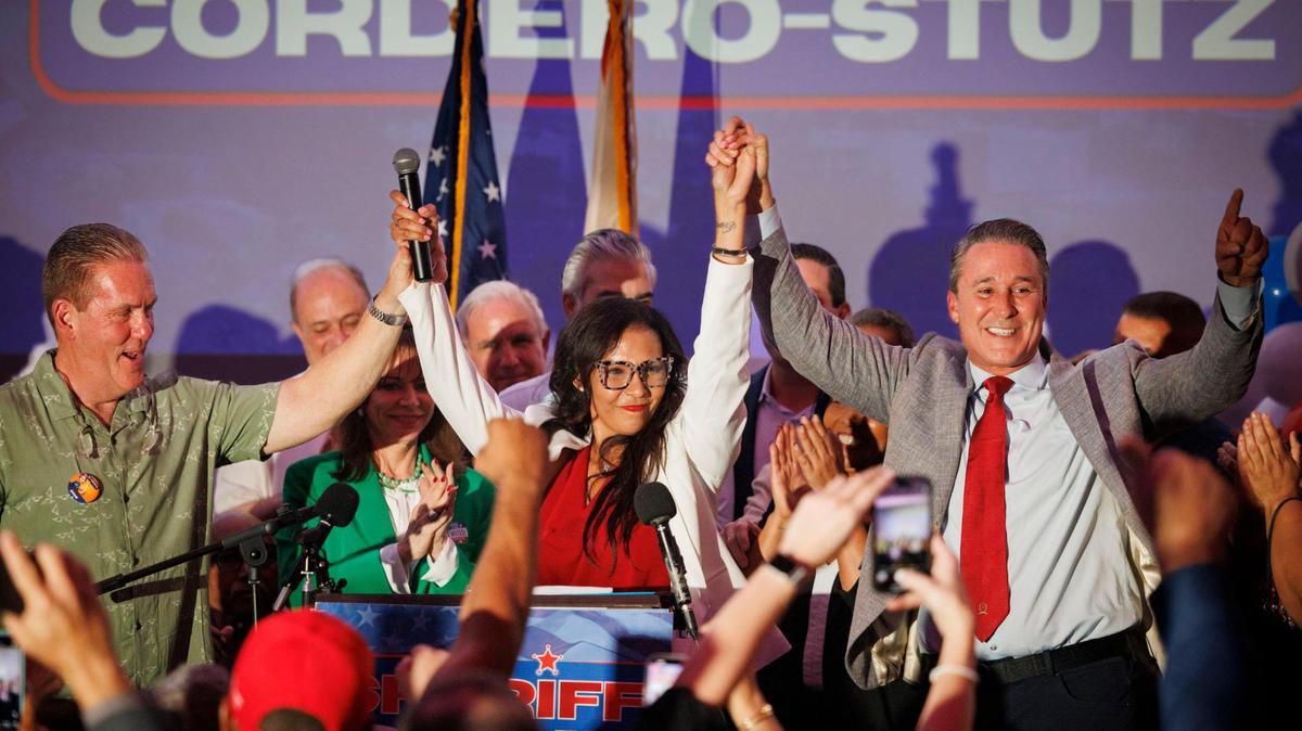La recién elegida sheriff de Miami-Dade, Rosie Cordero-Stutz, en el centro, celebra con su marido, Kurt Cordero, a la izquierda, y el comisionado René García, a la derecha, después de su discurso de victoria en su fiesta de observación del día de las elecciones el martes 5 de noviembre de 2024, en el Hotel EB de Miami. La republicana será la primera sheriff del condado desde la década de 1960.