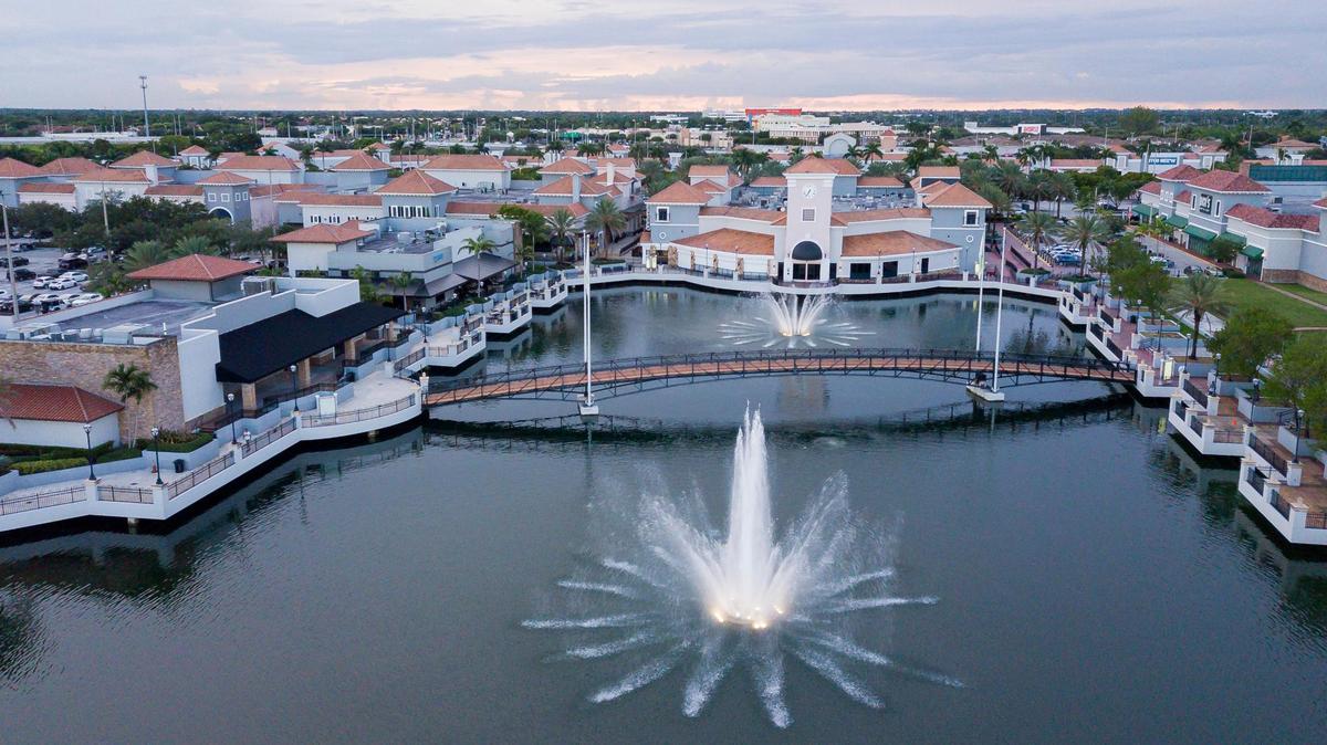Vista aérea del centro comercial Town &amp; Country Mall en Kendall en 2022.