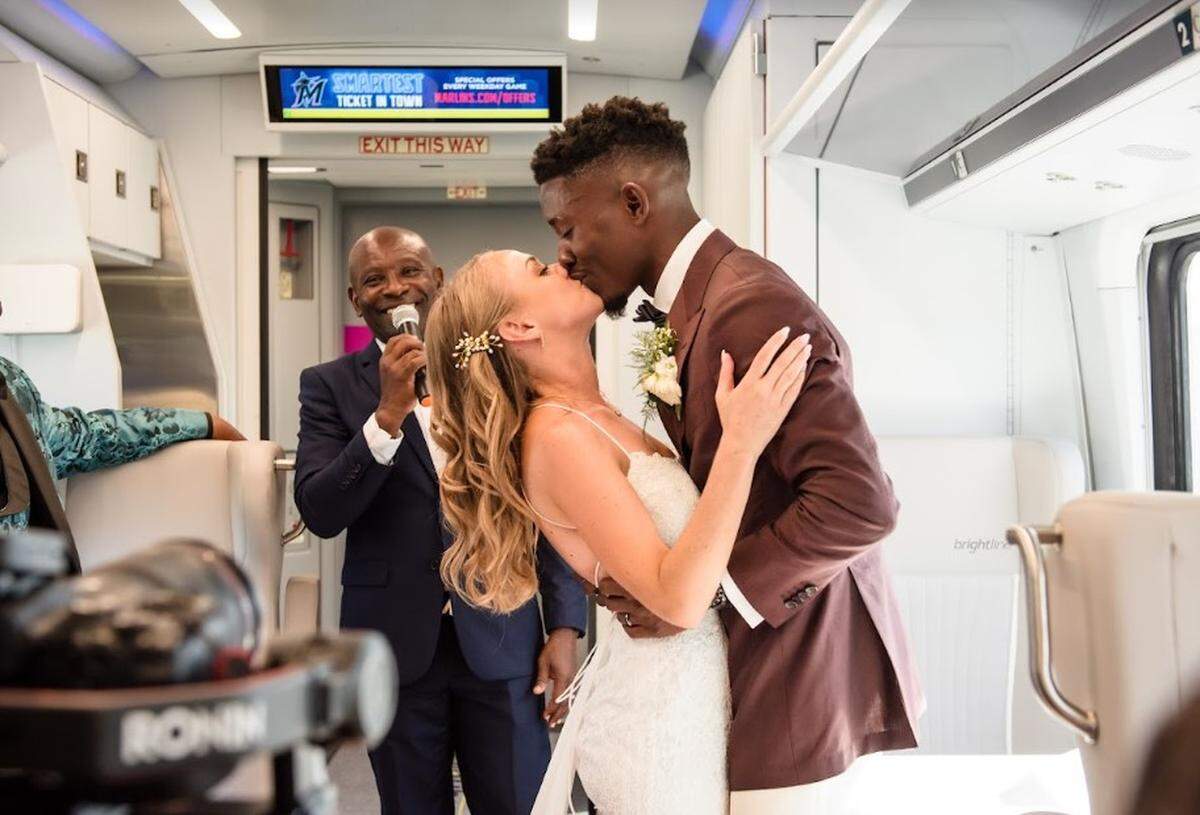 Megan Michelle Gabelman y Jean-Phillipe Charles se casaron el martes a bordo de un tren de Brightline que viajaba de West Palm Beach a Fort Lauderdale.
