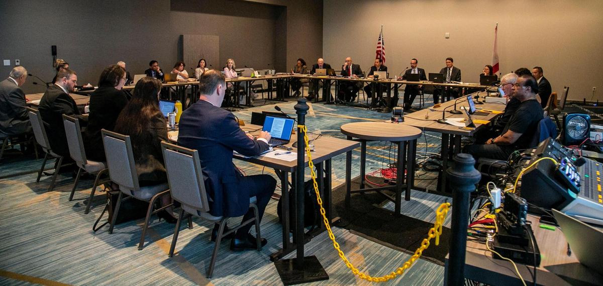 La Junta de Medicina de la Florida se reúne el viernes 5 de agosto en Marriott Fort Lauderdale Airport en Dania Beach. En la agenda hay una discusión de las reglas propuestas por la administración DeSantis para prohibir a los médicos llevar a cabo cirugías de confirmación de género o proporcionar bloqueos para la pubertad en niños diagnosticados con disforia de género.