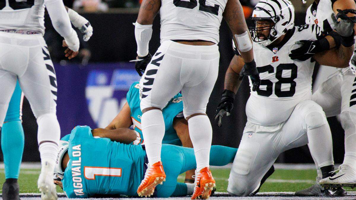 El quarterback de los Dolphins Tua Tagovailoa (1) llace en el suelo después de ser proyectado de cabeza por el tackle defensivo de los Bengals, Josh Tupou (68), durante el segundo cuarto en el Paycor Stadium el jueves 29 de septiembre de 2022 en Cincinnati, Ohio.