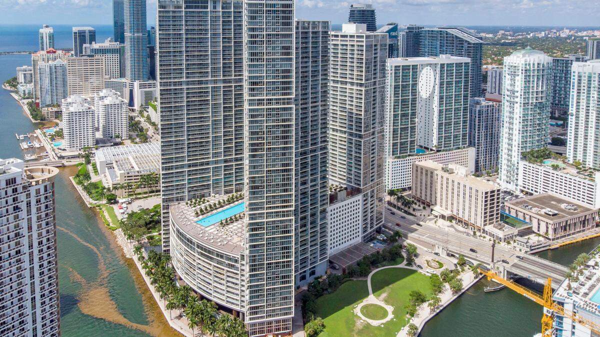 Según un estudio de la Universidad Atlántica de la Florida, los alquileres de corta duración contribuyen a la escasez de viviendas de alquiler en el sur de la Florida. Icon Brickell, junto al Miami Circle, es un edificio de condominios que permite el alquiler a corto plazo.