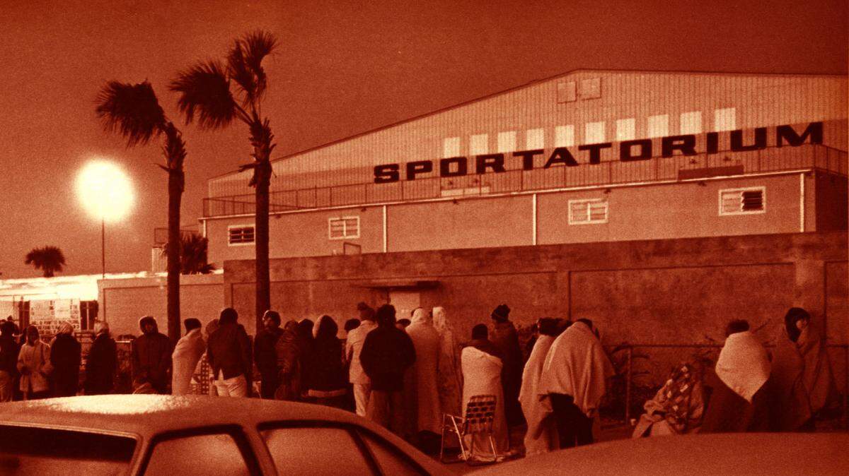 Fans line up at the Hollywood Sportatorium for Elvis tickets in 1977.