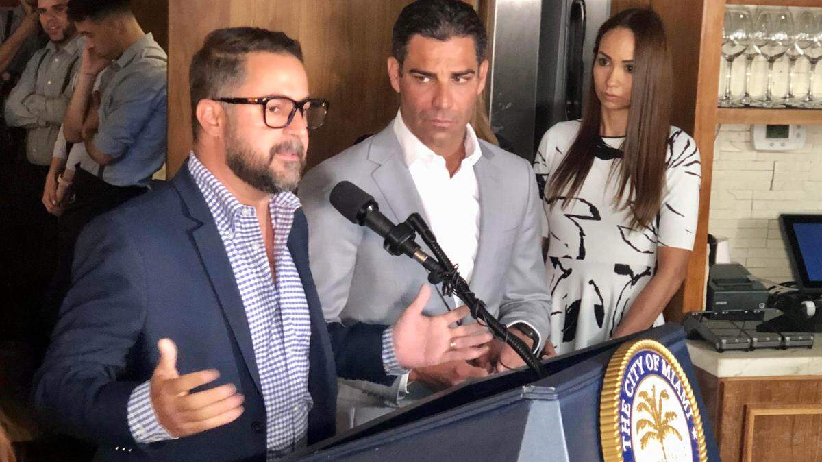 El abogado Pierre Hachar Jr. dice que su empresa está dispuesta a ayudar a los refugiados ucranianos a asentarse en el sur de la Florida. Hachar y el alcalde de Miami, Francis Suárez, en el centro, se unieron a los propietarios de Baires Grill para anunciar los planes de la cadena de restaurantes de albergar y contratar a 50 refugiados ucranianos que huyen de la invasión rusa.