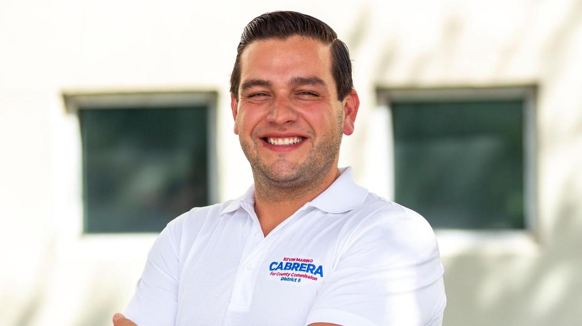 El candidato a la Comisión del Distrito 6 de Miami-Dade, Kevin Marino Cabrera, en Miami, Florida, el miércoles 12 de octubre de 2022. Cabrera compite con el comisionado de Coral Gables, Jorge Fors Jr., para reemplazar a Rebeca Sosa en la Comisión del Condado Miami-Dade.