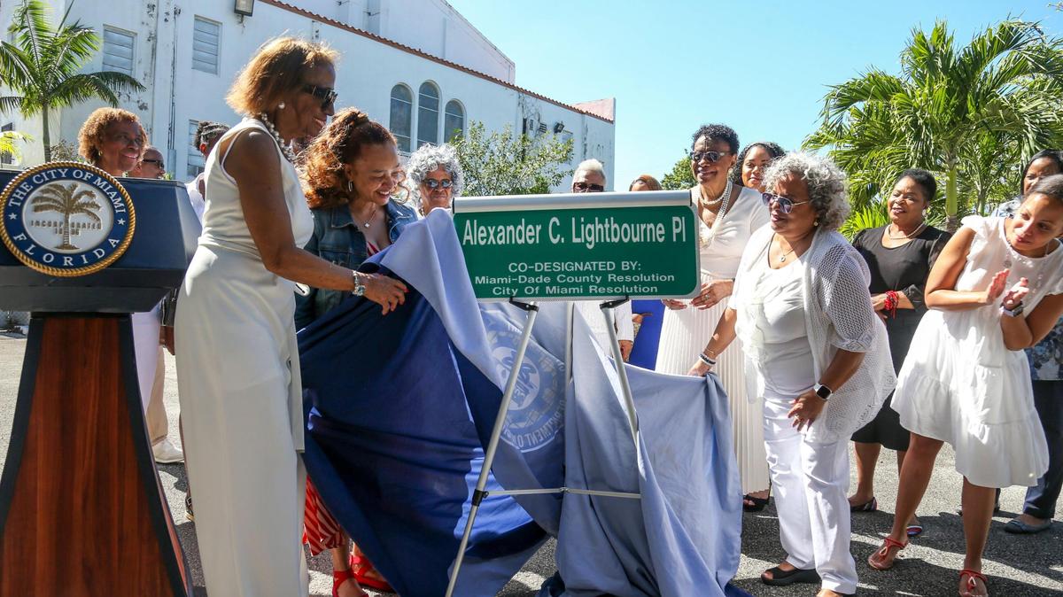 La presidenta de la Comisión de Miam,i Christine King, acompañada por descendientes de Alexander C. Lightbourne, desveló un letrero que designa Northwest First Court, desde Fifth a Eighth Street, en honor de Lightbourne. Lightbourne fue uno de los 162 afroamericanos que votaron a favor de la incorporación de lde Miami en 1896. Él y su esposa Mary Zeigler fundaron la iglesia Greater Bethel AME. La calle fue designada durante una ceremonia celebrada  en la iglesia Greater Bethel AME Church, en el vecindario de Overtown, el viernes 10 de febrero de 2023.