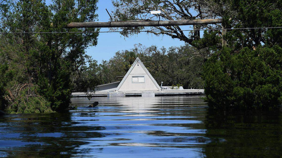FPL customers can expect power to return in Manatee and Sarasota counties in early October. Above: A portion of roof of the Peace River Campground’s clubhouse pokes from the flooded waters of the Peace River, which left areas of Arcadia underwater on Sept. 30, 2022. Officials warned that the river hadn’t crested yet and water was still rising.