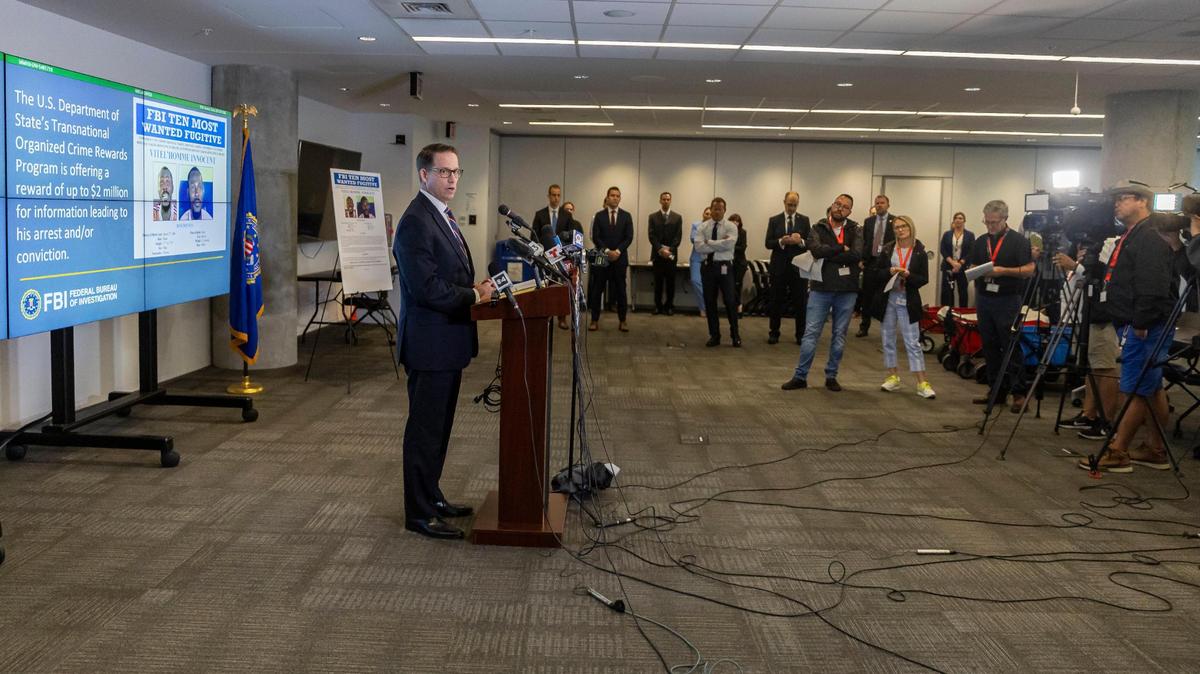 El agente especial del FBI Jeffrey B. Veltri habla en una conferencia de prensa en la Oficina del FBI en Miami, el miércoles 15 de noviembre de 2023, en Miramar, Florida. El FBI anunció que el líder de la pandilla haitiana Vitel'Homme Innocent fue incluido en la lista de los "10 fugitivos más buscados" del FBI. Hay una recompensa de $2 millones por información que conduzca a su arresto y condena.