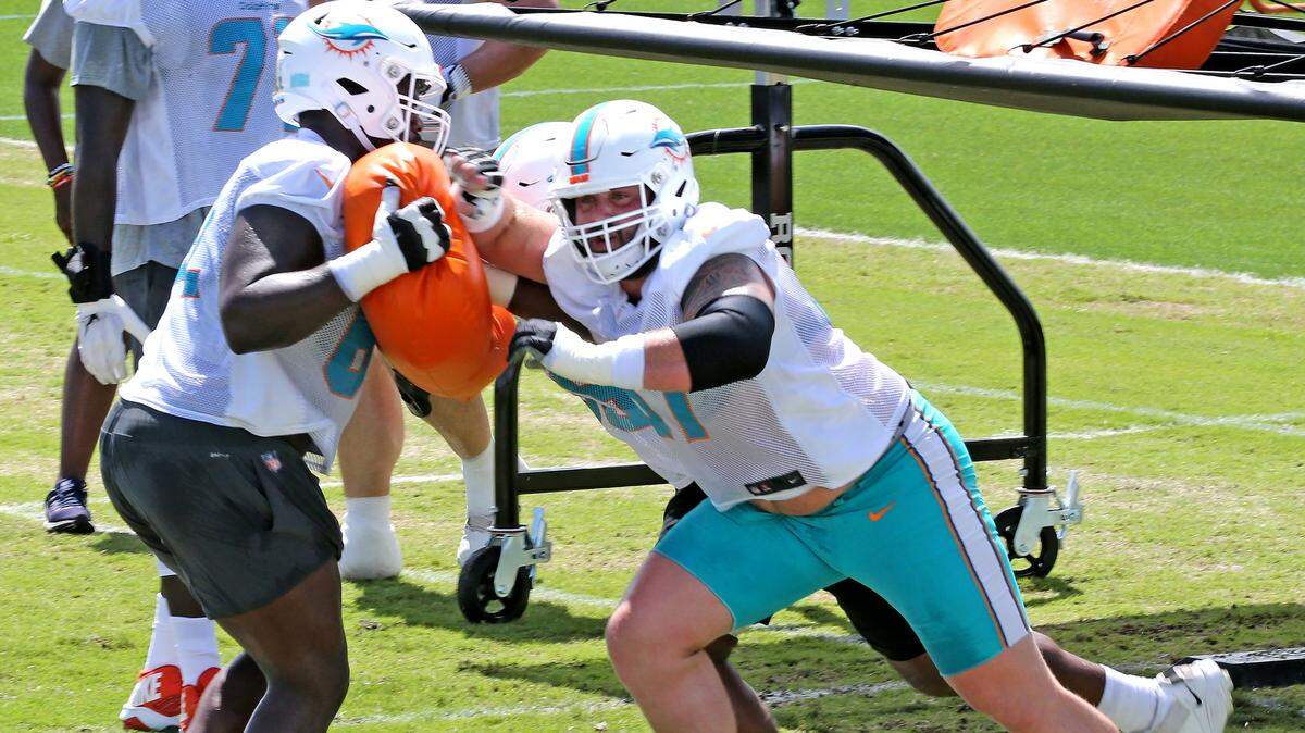 Miami Dolphins center Daniel Kilgore (67) will sit out his third consecutive game of the season.